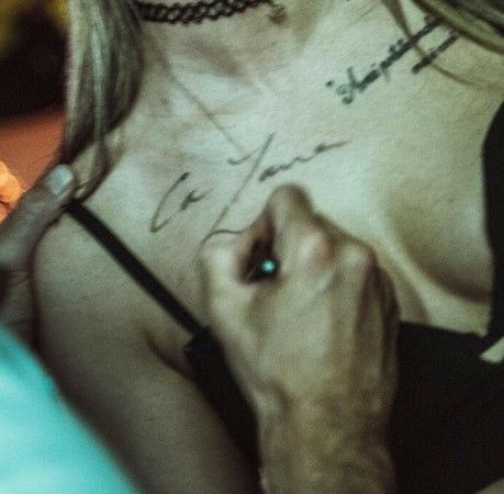 İtalyan kadınların Can Yaman merakı bitmiyor! Bu sefer de göğüslerini imzalatmak için sıraya girdiler! 1